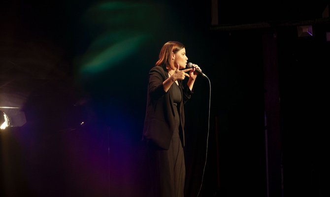 LIVE CONNECTIONS: dal 24 al 28 giugno l’arena estiva del Centro Culturale Slavich si anima con cene al buio, musica e stand up comedy