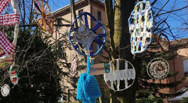 L’arte dello Yarn Bombing torna a colorare i giardini dell’Orto Botanico di Unife