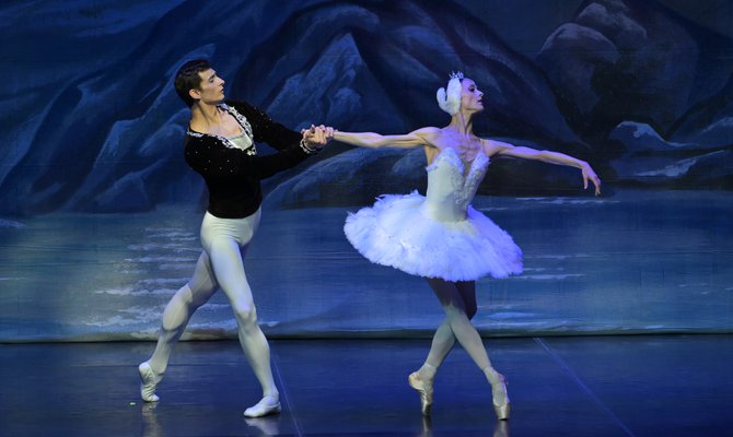 ARRIVA IL LAGO DEI CIGNI FERRARA 25 NOVEMBRE TEATRO NUOVO